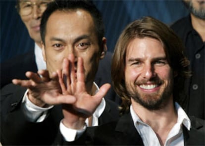 El actor estadounidense saluda junto al coprotagonista de la película, Ken Watanabe.