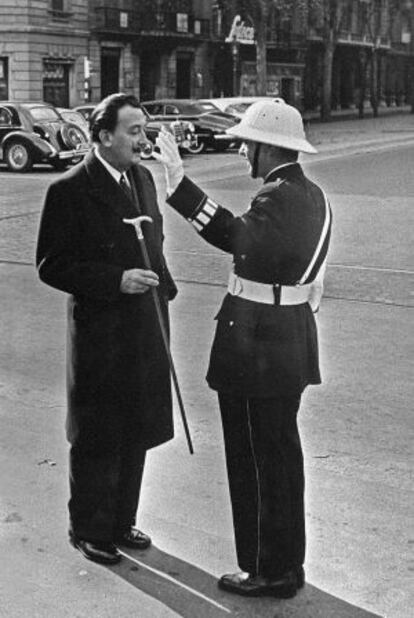 Salvador Dalí, davant d'un típic guàrdia urbà de Barcelona, el 1958.