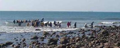 Un grupo de 62 inmigrantes a su llegada, el viernes pasado, a la costa de Maspalomas, al sur de la isla de Gran Canaria.