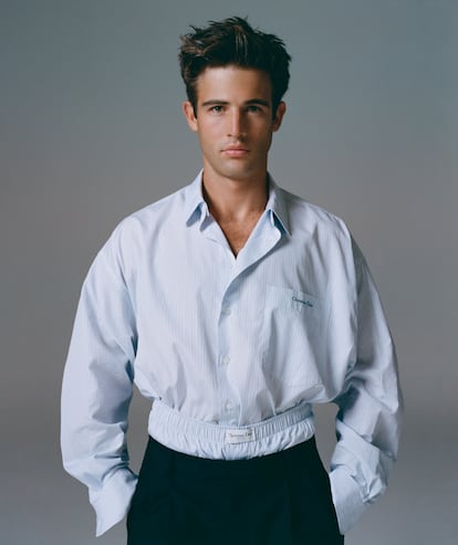 Jason Fernández. El actor madrileño, que participa en el corto de Almodóvar 'Extraña forma de vida', viste camisa y calzoncillo de Dior y pantalón de Gucci.