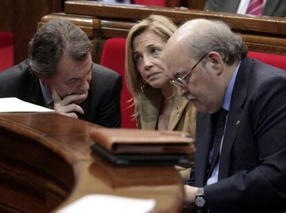 Artur Mas, la vicepresidenta Joana Ortega y el consejero Mas-Colell en el Parlament.