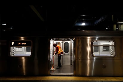 Trabajos de limpieza y desinfección en la estación de metro de Brooklyn en la ciudad de Nueva York (EE UU). 