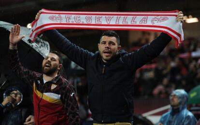 Aficionados del Sevilla en el Sánchez Pizjuán.