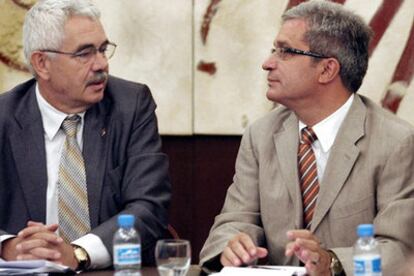 El presidente catalán, Pasqual Maragall, a la izquierda, y el consejero de Relaciones Institucionales, Joan Saura.