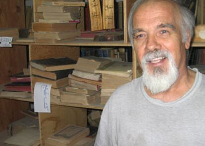 El padre Manuel Hernández, en la biblioteca del convento carmelita descalzo de Bagdad.