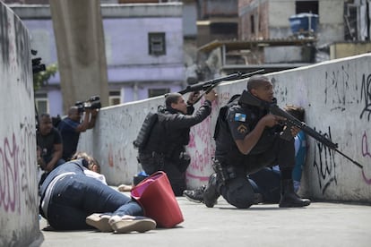 A situação na Rocinha esta fora de controle desde o domingo passado em decorrência de uma briga de facções de traficantes