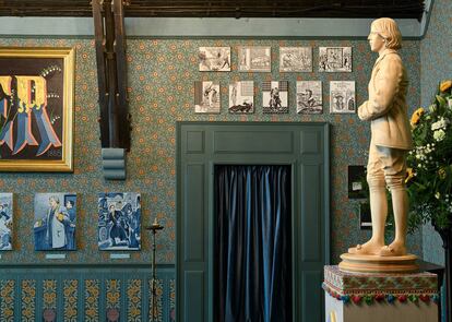 La estatua de madera que han levantado los artistas McGough & McDermott en el altar de una vieja capilla de Londres.