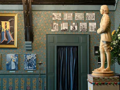 La estatua de madera que han levantado los artistas McGough & McDermott en el altar de una vieja capilla de Londres.