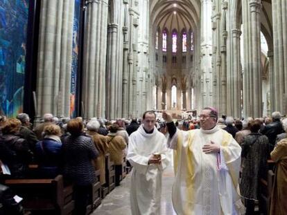 Miguel Asurmendi, a la derecha, bendice a los asistentes a la misa que ofició ayer en Vitoria. 