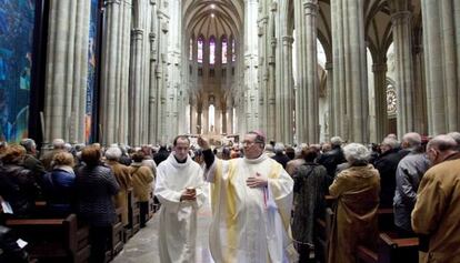 Miguel Asurmendi, a la derecha, bendice a los asistentes a la misa que ofició ayer en Vitoria. 