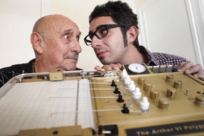 Godoy (Ángel Romero Wellington) y Berto Romero, intérprete y guionista de <i>Verás que todo es mentira</i>, ante la máquina de la verdad.