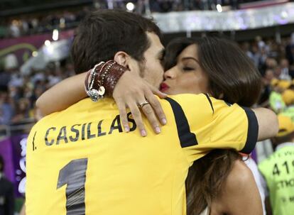 Iker Casillas y Sara Carbonero se dan un abrazo a pie de campo, justo al acabar el partido de Espa&ntilde;a e Italia