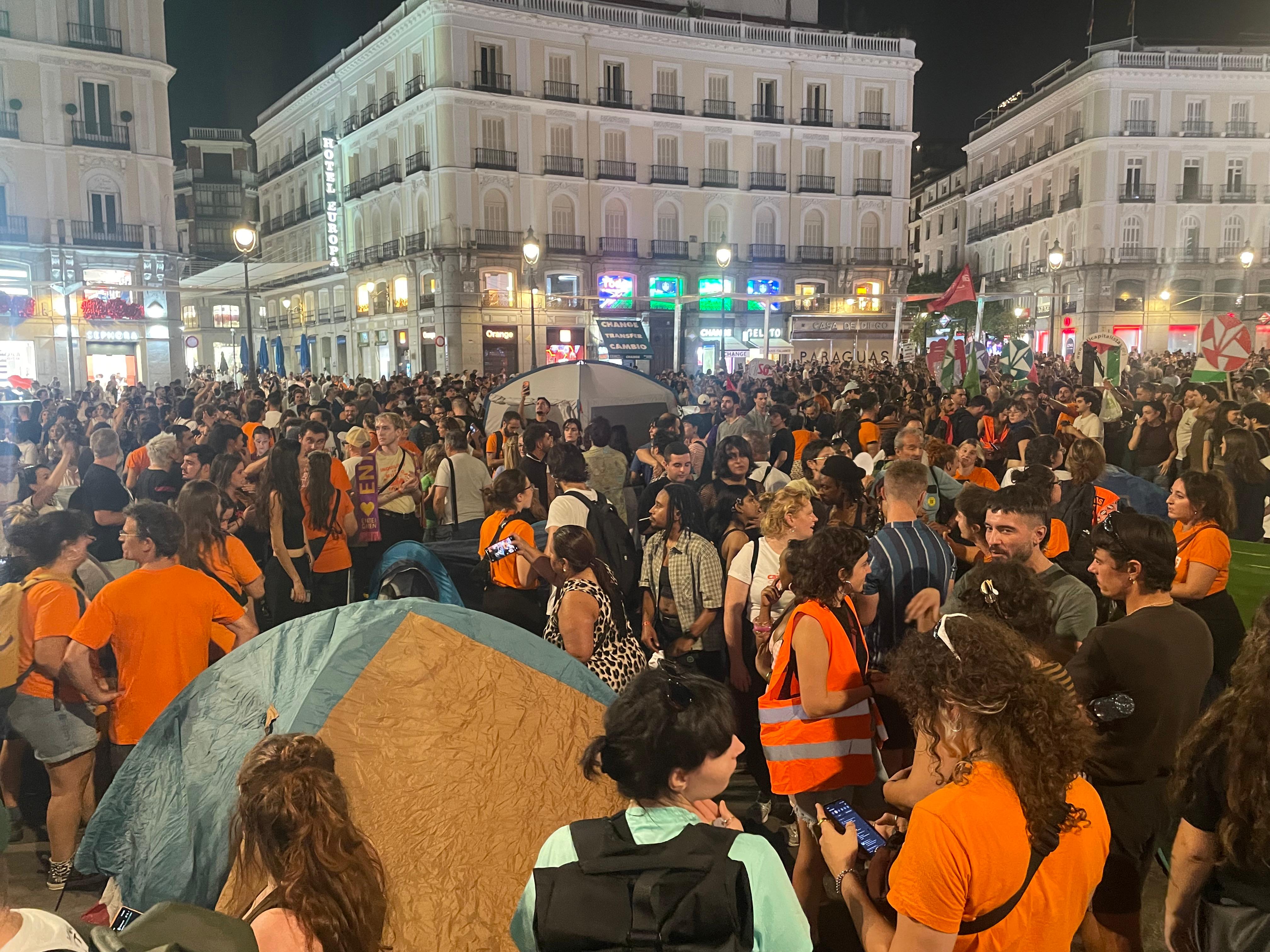 Manifestación contra los desahucios, en directo | Los manifestantes por la crisis de la vivienda acampan en la Puerta del Sol
