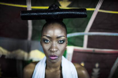 Una modelo africana, justo después de la peluquería, con sus lentes azules, ya está preparada para el espectáculo.