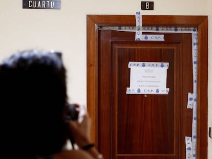 Puerta de la vivienda donde se ha producido el crimen, en la calle Viñedo de Zaragoza.