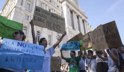 Trabajadores despedidos del Centro Cultural Kirchner este jueves.