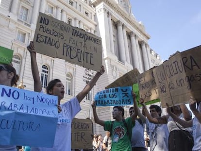 Trabajadores despedidos del Centro Cultural Kirchner este jueves.