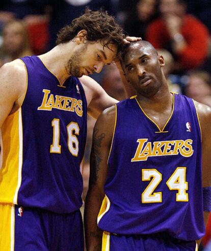 Pau Gasol y Kobe Bryant se lamentan de la derrota de su equipo