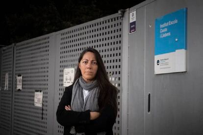 Juncal Iglesias, mare d'en Guillem Rius, a la porta de l'institut públic de Barcelona on està matriculat. 