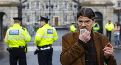 Un activista habla a la multitud congregada en Ballyhea (Irlanda).