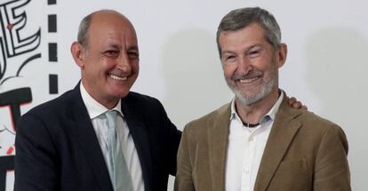 Julio Rodr&iacute;guez (derecha) y el secretario general saliente de Podemos en la ciudad de Madrid, Jes&uacute;s Montero.