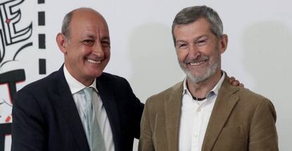 Julio Rodríguez (derecha) y el secretario general saliente de Podemos en la ciudad de Madrid, Jesús Montero.