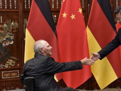  El ministro de Finanzas alem&aacute;n Wolfgang Sch&auml;uble (i) saluda al presidente chino Xi Jinping (d) durante un encuentro bilateral. 