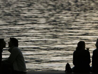 Gente disfrutando de una c&aacute;lida tarde de oto&ntilde;o junto al lago de Zurich. 