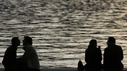 Gente disfrutando de una c&aacute;lida tarde de oto&ntilde;o junto al lago de Zurich. 