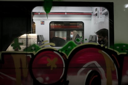 Trenes pintados en la estación de Catalunya, en Barcelona.