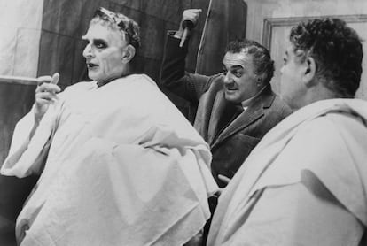 Federico Fellini, ensayando una escena durante el rodaje de su película 'Roma', de 1972.