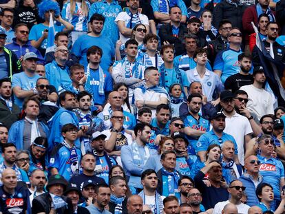 Aficionados del Nápoles después del gol del empate de la Salernitana, en el estadio Diego Armando Maradona este domingo.
