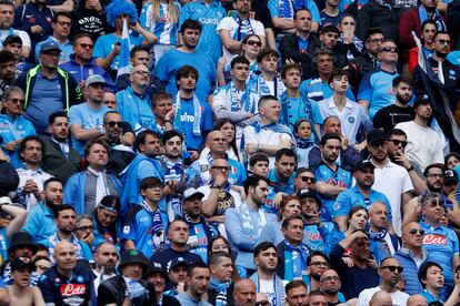 Aficionados del Nápoles después del gol del empate de la Salernitana, en el estadio Diego Armando Maradona este domingo.