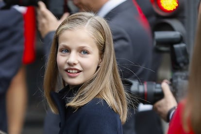 La princesa Leonor ha protagonizado este miércoles su primera lectura pública para conmemorar el 40 aniversario de la Constitución. La heredera ha leído el artículo 1 de la Ley Fundamental en la sede del Instituto Cervantes de Madrid el mismo día en que cumple 13 años.