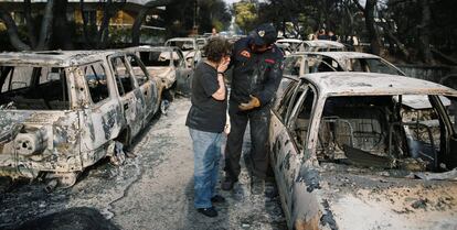 Una dona a l'incendi a Mati, prop d'Atenes.