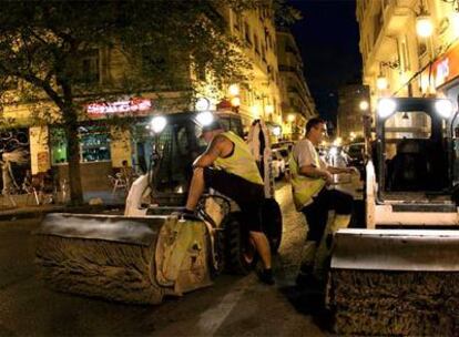 Obras de pavimentación y alfaltado en las calles de Valencia, hasta altas horas de la madrugada