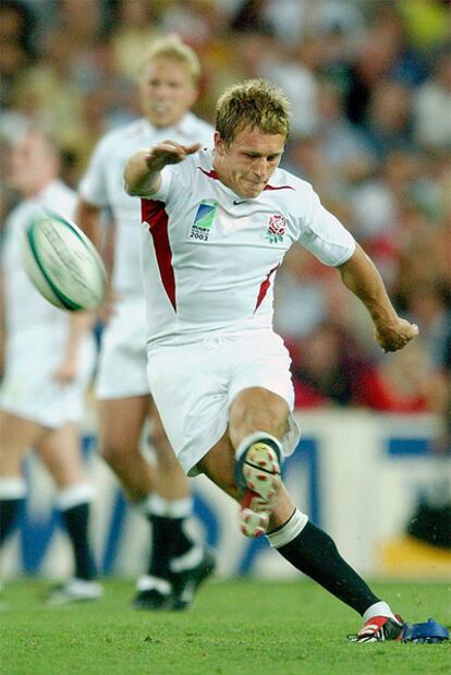 El jugador inglés Johnny Wilkinson en el momento de convertir un golpe de castigo en el Mundial de 2003.