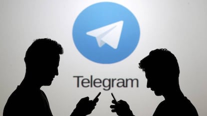 Dos usuarios, ante el logotipo de Telegram. 