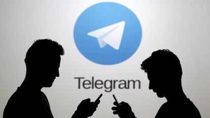 Dos usuarios, ante el logotipo de Telegram.