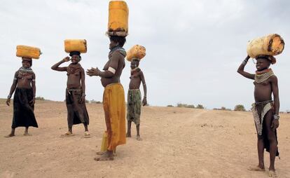 Mujeres de la tribu nyagamtom transportan agua en &Aacute;frica.