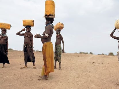 Mujeres de la tribu nyagamtom transportan agua en &Aacute;frica.