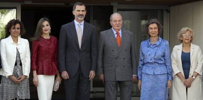 Los Reyes, junto con don Juan Carlos y doña Sofía, posan a su llegada al acto de celebración del 40 aniversario de la Fundación Reina Sofía y del décimo aniversario del Centro Alzhéimer.