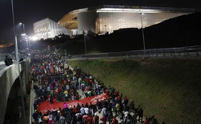 Membros do MTST durante protesto em 4 de junho pr&oacute;ximo &agrave; Arena Corinthians.