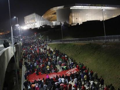 Membros do MTST durante protesto em 4 de junho pr&oacute;ximo &agrave; Arena Corinthians.