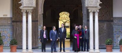 Mariano Rajoy con Carmen Crespo, Juan Ignacio Zoido, Juan José Asenjo, Luciano Alonso y José María Lasalle, ayer, en el Alcázar.