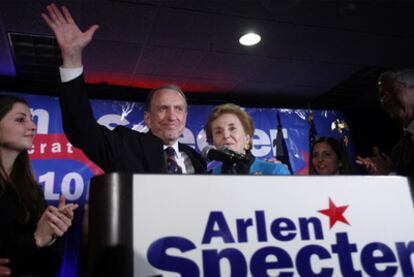 El senador demócrata Arlen Specter saluda a sus seguidores tras reconocer su derrota en las primarias.