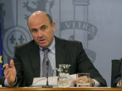 El ministro de Econom&iacute;a, Luis de Guindos, junto al de Hacienda, Crist&oacute;bal Montoro.