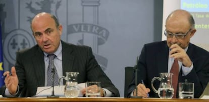 El ministro de Econom&iacute;a, Luis de Guindos, junto al de Hacienda, Crist&oacute;bal Montoro.