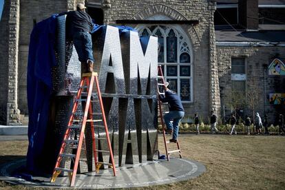 Una escultura con el lema "I Am A Man" es descubierta por dos operarios junto a la iglesia Clayborn, con motivo del cincuenta aniversario del asesinato de Martin Luther King, Memphis (EE UU).