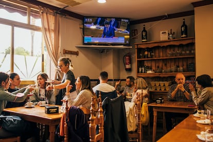 Vecinos de Sedaví en la cafetería El Pin, en una zona afectada por la dana durante la comparecencia de Carlos Mazón este viernes.